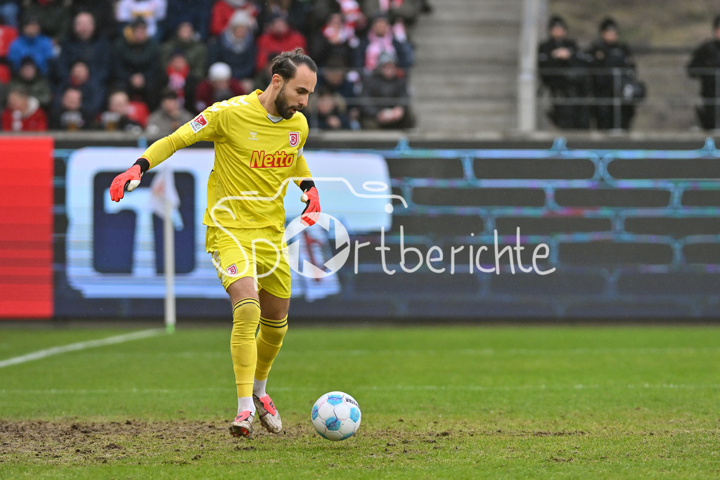 SSV Jahn Regensburg - 1. FC Köln | am BAll Felix GEBHARDT (SSV Jahn Regensburg 1) / Freisteller / Einzelfoto / 2. Bundesliga: SSV Jahn Regensburg - 1. FC Koen, Jahnstadion am 08.12.2024