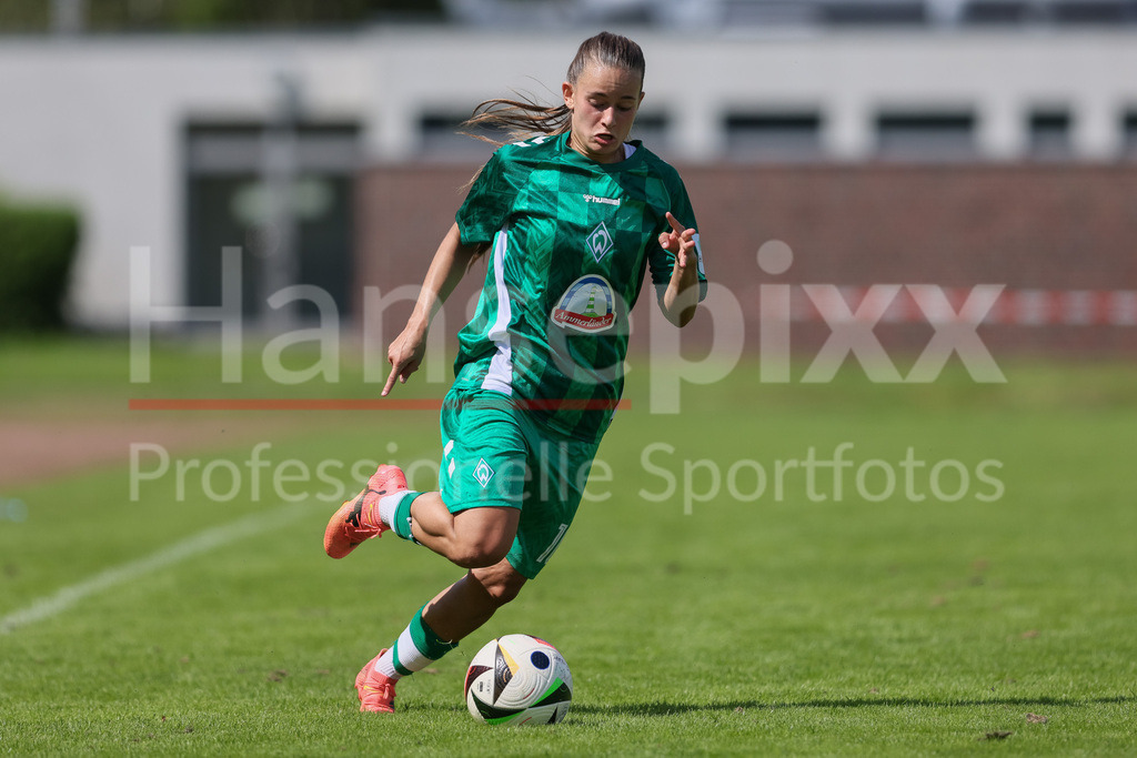 Fussball, Testspiel Frauen, Borussia Mönchengladbach - SV Werder Bremen | v.li.: Tuana Mahmoud (SV Werder Bremen, 10) am Ball, Freisteller, Einzelbild, Ganzkörper, Aktion, Action, Spielszene