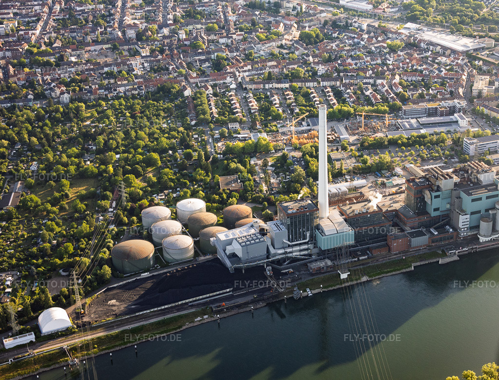 Luftbild: Öl- und Steinkohlelager des GKM am Rhein Grosskraftwerk Mannheim im Ortsteil Neckarau in Mannheim im Bundesland Baden-Württemberg in Deutschland. – Foto: IMG_157126.jpg vom 18.06.2026 durch Werner Riehm/FLY-FOTO.de – Auflösung des Originals: 5248 x 4000 px – Grosskraftwerk Mannheim