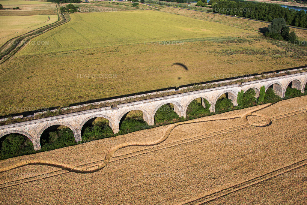 Aerial view: Aquaeduct in Vineuil in the state Loir et Cher, France. – Photo: IMG_082095.jpg taken on 06/20/2015 by Werner Riehm/FLY-FOTO.com – Resolution of the original: 4809 x 3206 px