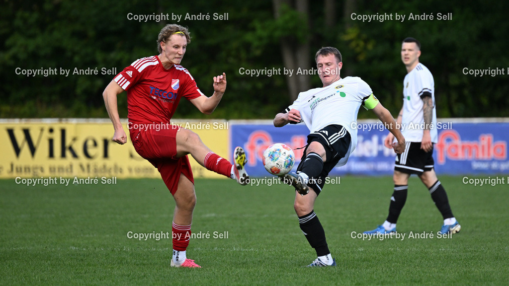 Wiker SV vs SpVg Molfsee II | Bennet von Roennen (Wiker SV #7) vs Paul Vones (Molfsee #24) / Fußball-Verbandsliga Ost Männer 2026/2027 / Wiker SV vs SpVg Molfsee II / Auberg / Kiel / 04.10.26 - Realisiert mit Pictrs.com