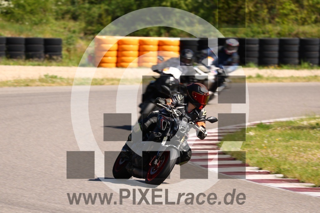 inst-20260426_01306 | Schöne Erinnerungen an spannende Momente - das festzuhalten ist unser Job. PIXELrace.de ist seit 2003 auf den Rennstrecken Europas unterwegs um die Action draußen beim Fahren und die wunderbare Stimmung imm Fahrerlager für euch einzufangen.