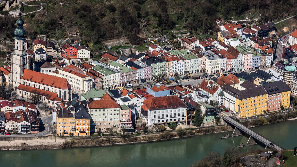 dr__0010444.jpg | BURGHAUSEN 28.03.2017 Altstadtbereich und Innenstadtzentrum Burghausen  in Burghausen im Bundesland Bayern, Deutschland. // Old Town area and city center Burghausen  in Burghausen in the state Bavaria, Germany. Foto: Daniel Reiter