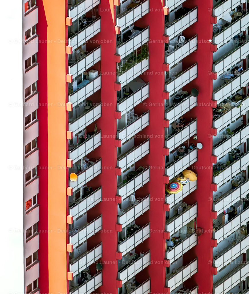 4035985 | BRAUNSCHWEIG 31.07.2020 Hochhäuser im Wohngebiet einer industriell gefertigten Plattenbau- Siedlung an der Recknitzstraße im Ortsteil Weststadt in Braunschweig im Bundesland Niedersachsen, Deutschland. // Skyscrapers in the residential area of industrially manufactured settlement on street Recknitzstrasse in the district Weststadt in Brunswick in the state Lower Saxony, Germany. Foto: Gerhard Launer