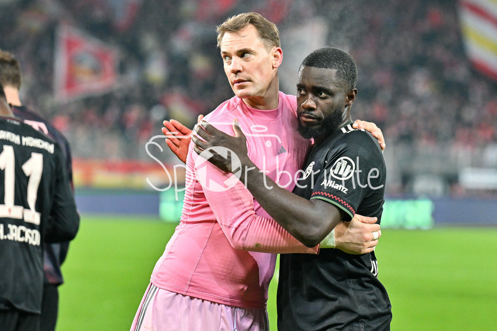 1. FC Union Berlin - FC Bayern München | BERLIN, DEUTSCHLAND - 8. NOVEMBER: nach der Partie bedanken sich die Spieler des FCB bei den mitgereisten Fans - Manuel NEUER (FC Bayern Munich 1), Dayot UPAMECANO (FC Bayern Munich 2) - während dem Bundesligamatch zwischen dem 1. FC Union Berlin und dem FC Bayern München am 10. Spieltag im Stadion an der alten Försterei am 8. November 2025 in Berlin, Germany / DFL REGULATIONS PROHIBIT ANY USE OF PHOTOGRAPHS AS IMAGE SEQUENCES AND/OR QUASI-VIDEO