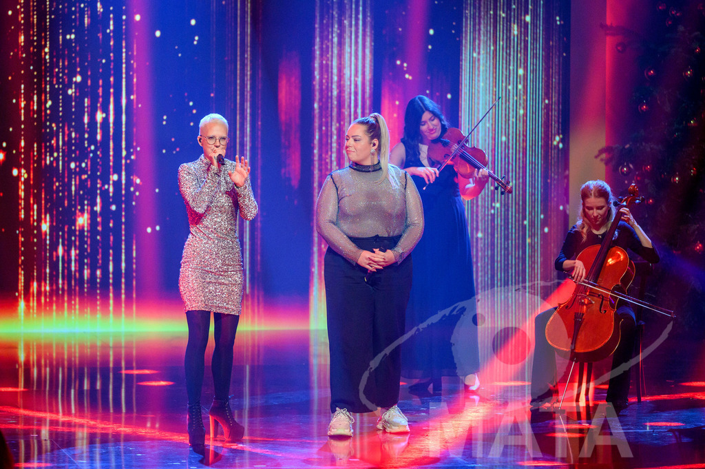 _DWI6166 | Stefanie Heinzmann, Lesli Jost und Take Over Ensemble bei '30 Jahre Sternstunden-Gala 2023' in der Frankenhalle. Nürnberg, 15.12.2023 - Realisiert mit Pictrs.com