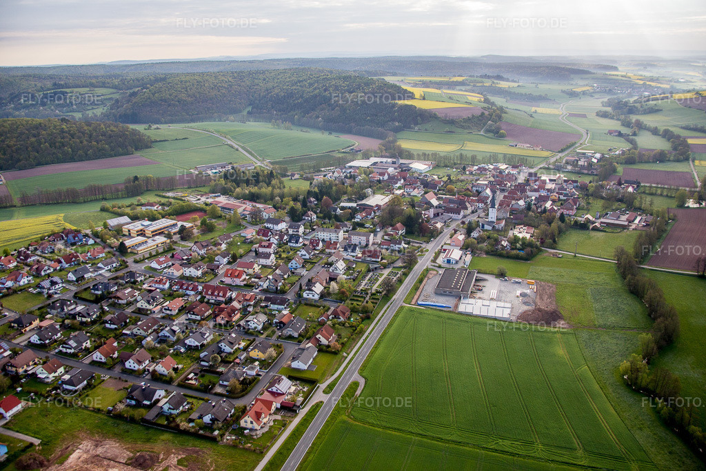 Luftbild: Ortsansicht der Straßen und Häuser der Wohngebiete im Ortsteil Untersteinbach in Rauhenebrach im Bundesland Bayern in Deutschland. Foto: IMG_087803.jpg vom 05.05.2016 durch Werner Riehm/FLY-FOTO.de