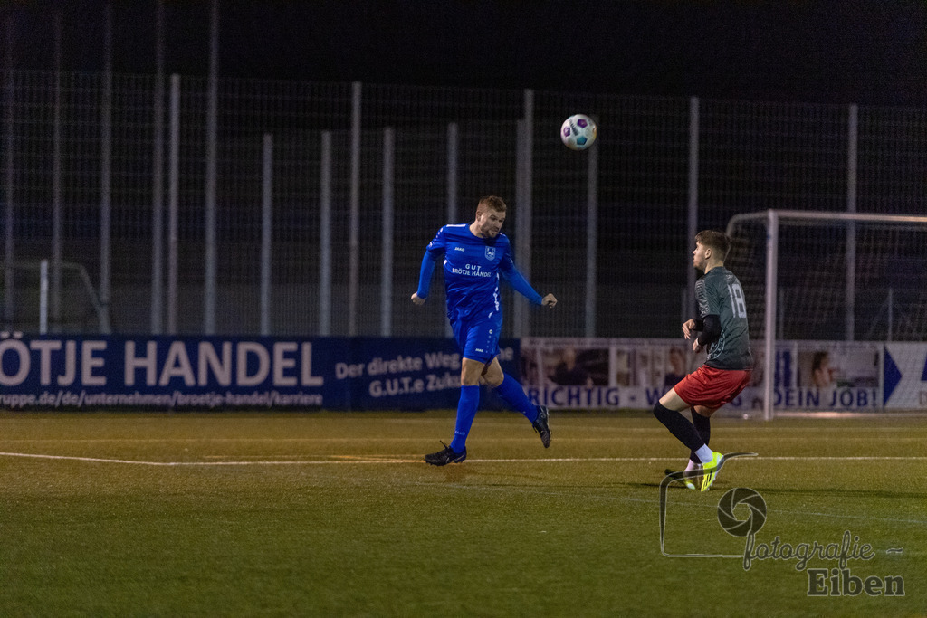 FC Rastede-FC Hude | Herren Bezirksliga; FC Rastede (blau)-FC Hude (grau) am 27.03.2024; in Rastede (Sportanlage Köttersweg), Photo: Philip Eiben 2024 - Realisiert mit Pictrs.com