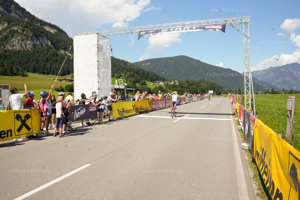 692_20230817_Bewerb_Maenner_Muehlanger | AUT - OESTERREICH, 2023-08-16: SPORT RENNRAD-FAHREN - 55. INTERNATIONALER RADWELTPOKAL IN ST. JOHANN IN TIROL  - Vintage-Radrennen mit WM-Bronze-Medaillen-Siegerin Christina Schweinberger, den Teilnehmer und Alexander Baumann (vom Orginastions-Team) - TAG 2 BEWERB MAENNER IN SECHS GRUPPEN  ; Foto: Roland Muehlanger