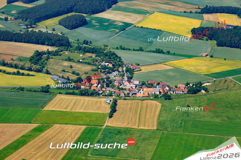 Die Luftaufnahme Stolzenroth - Pommersfelden wurde vom UL-Flugzeug (keine Drohne) aus fotografiert.Hohe Druck- Auflösung-die Geschenkidee!
