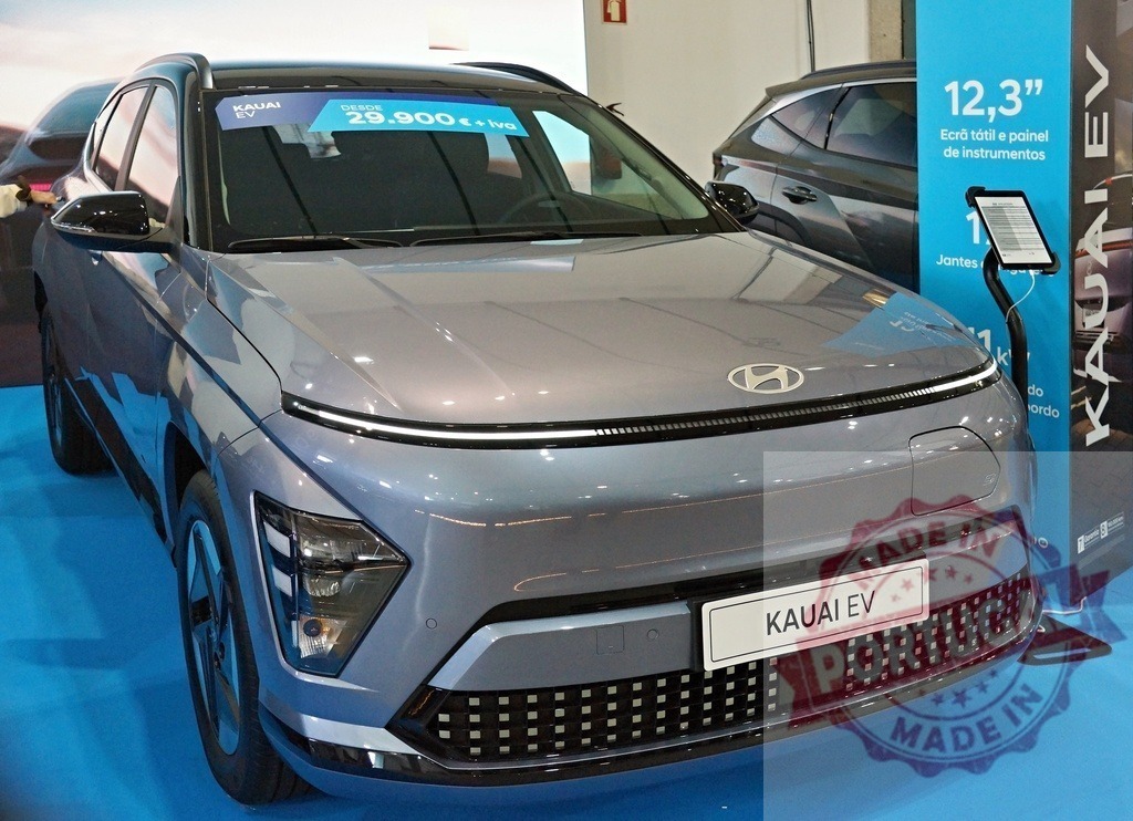 Hyundai Kauai EV electric crossover SUV in showroom | Hyundai Kauai EV electric car displayed at an automotive exhibition - Realized with Pictrs.com