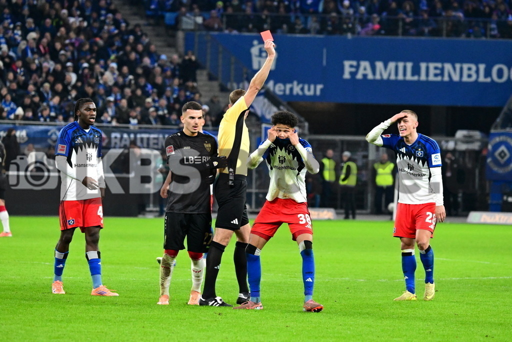 KBS Picture_HSV-Stuttgart_053 | v.l. Balde Fabio (HSV) , Bouanani Badredine (VfB Stuttgart) , Storks Soeren Schiedsrichter zeigt Rossing-Lelesiit Alexander (HSV) die Gelb-Rote Karte ,Sportplatz :  Volksparkstadion, - Realisiert mit Pictrs.com