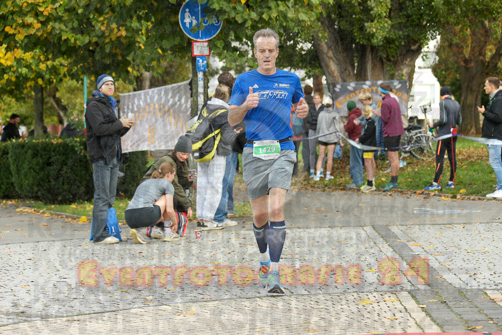 241020_1108_EX1_1158 | Sportfotografie im Rhein-Sieg Kreis, Köln, Bonn, NRW, Rheinland Pfalz, Hessen, etc. Unser Tätigkeitsfeld umfasst den Laufsport vom Volkslauf über den Marathon, Duathlon, Triathon bis zum Ultralauf wie Kölnpfad Ultra oder Schindertrail.