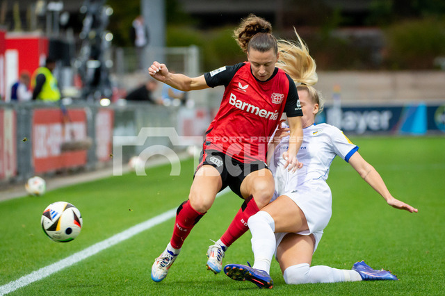 20241007NSZ_9750 | Synne Skinnes Hansen (Bayer Leverkusen,No.10) im Zweikampf mit Melina Reuter (Carl Zeiss Jena,No.07)DEU, Leverkusen, 07.10.2024 Fußball, Frauen, Google Pixel Frauen-Bundesliga, Saison 2024/2025, 5. Spieltag, Bayer 04 Leverkusen - FC Carl Zeiss JenaDIE DFB-RICHTLINIEN UNTERSAGEN JEGLICHE NUTZUNG VON FOTOS ALS SEQUENZBILDER UND/ODER VIDEOÄHNLICHE FOTOSTRECKEN - Realisiert mit Pictrs.com