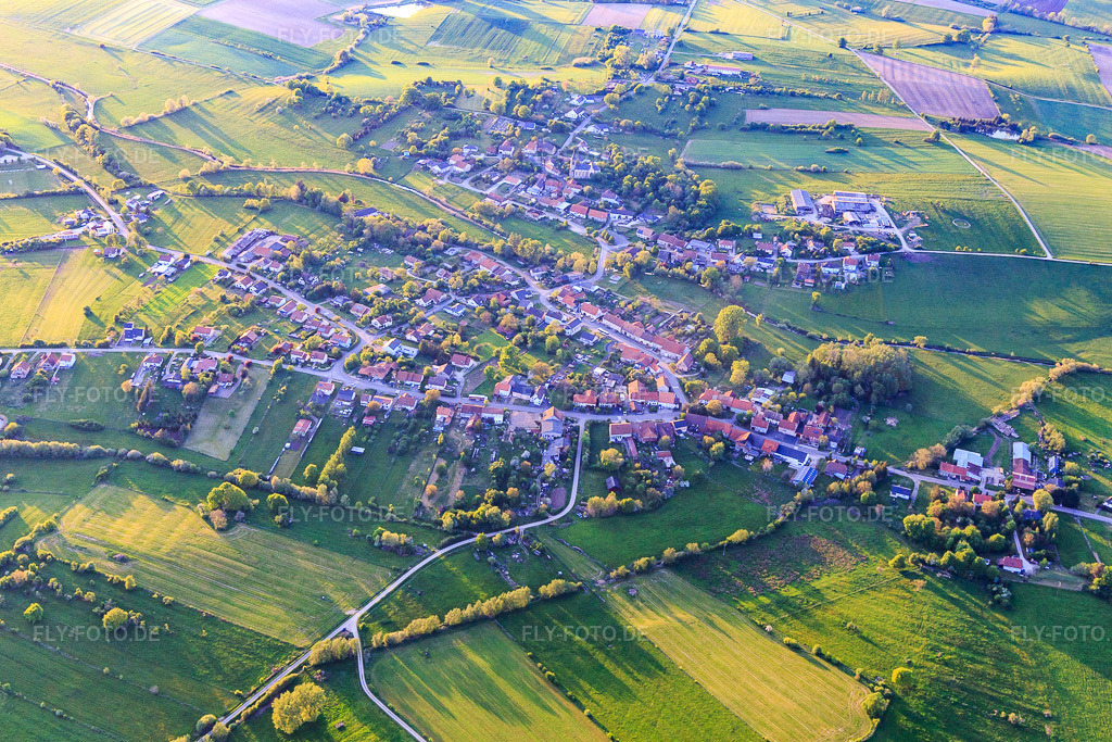 Luftbild: Dorfansicht aus Süden in Vibersviller im Bundesland Moselle in Frankreich. Foto: IMG_146197.jpg vom 01.05.2025 durch Werner Riehm/FLY-FOTO.de