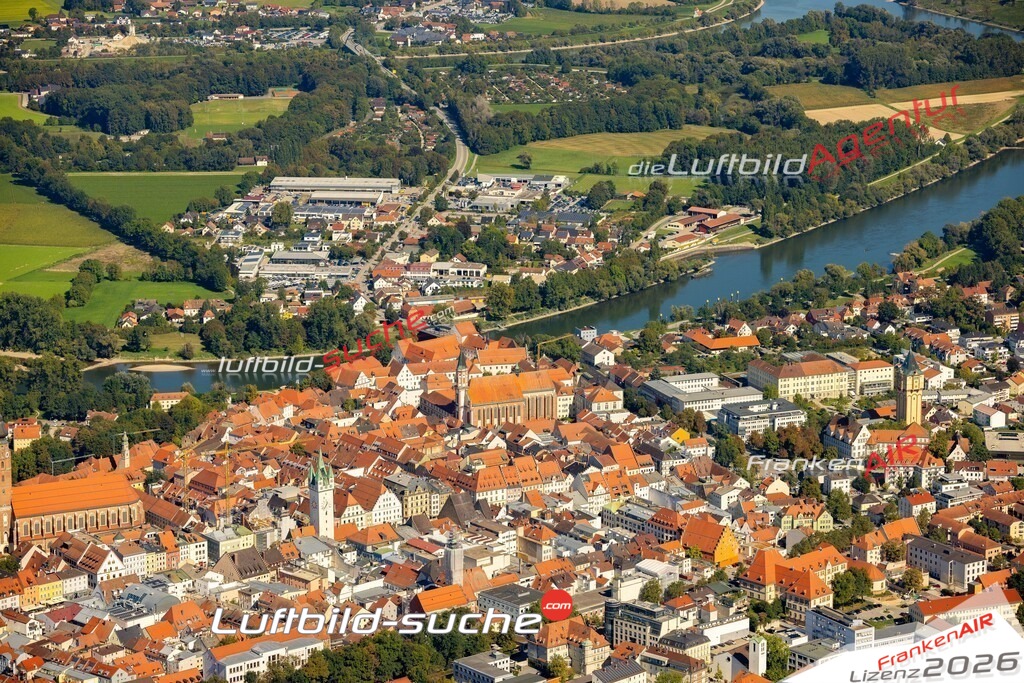 Das Luftbild zeigt : Theresienplatz Straubing - Die Luftaufnahme wurde 2023 vom UL-Flugzeug aus erstellt ( keine Drohne ) - Hochauflösende Luftaufnahme - Für grossformatige Ausdrucke geeignet. Die Geschenkidee !Mit Lizenz und Bildrechte bestellbar