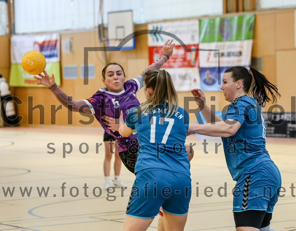 2024-02-24_028_SpVgg_Altenerding_gegen_SSG_Metten_Frauen | Erding, Deutschland, 24.02.2024:
Handball, Bezirksoberliga Frauen Altbayern 2023 / 2024, 15. Spieltag, SpVgg Altenerding gegen SSG Metten, Endergebnis: 32:28

Lena Prem (SpVgg Altenerding, #5), Alexandra Venus (SSG Metten, #17), Ramona Achatz (SSG Metten, #11)

Foto: Christian Riedel / fotografie-riedel.net