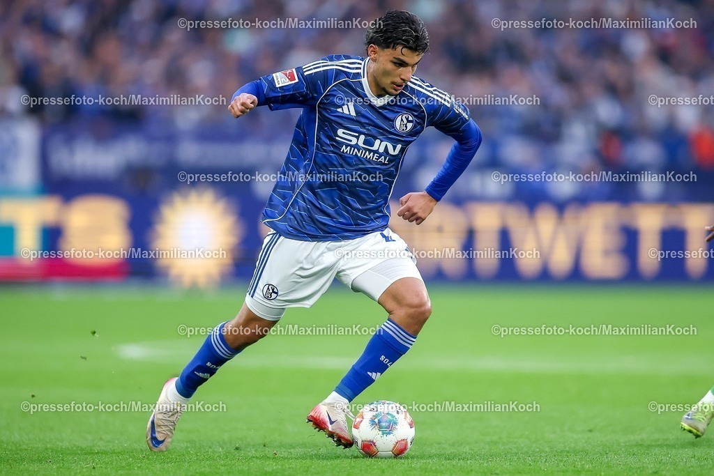 S0426092501092 | 25.09.2025, Fußball, FC Schalke 04 - SpVgg Greuther Fürth, 7.Spieltag, 2. Fußball Bundesliga, Veltins-Arena Gelsenkirchen, Saison 2025 2026: Mertcan Ayhan&nbsp;(Schalke04 #43) DFB regulations prohibit any use of photographs as image sequences and or quasi-video.
