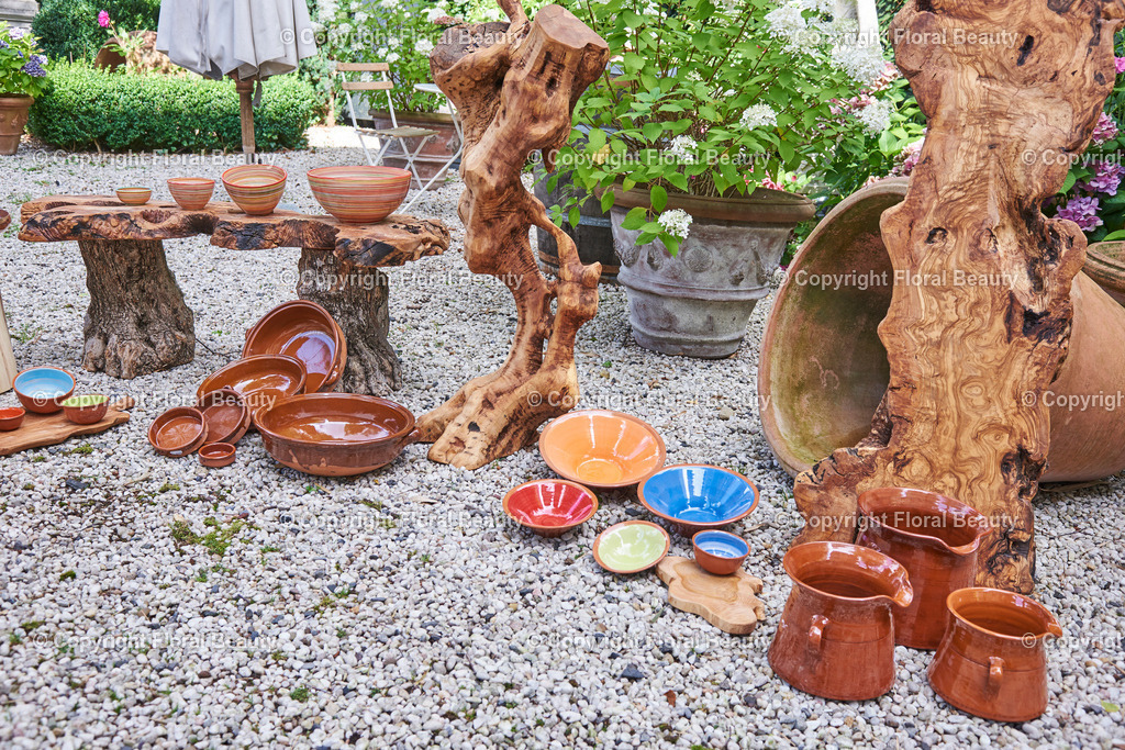 Mediterraner Stadtgarten | Kunstobjekte im Garten aus Wurzelholz und Ton - Realisiert mit Pictrs.com