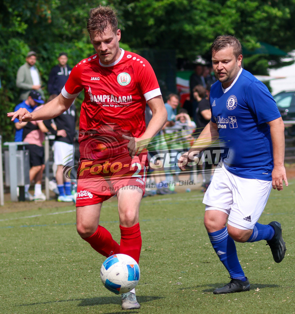Bünder SV - TuS Bruchmühlen II | Auf dem Bild zu sehen: grün Bünder SV: Timo Westerbeck ; blau TuS Bruchmühlen II: Jan-Philipp Itzek  Bünder SV, TuS Bruchmühlen II, Saison 25/26, Kreisliga A, Bünde, Deutschland - Realisiert mit Pictrs.com