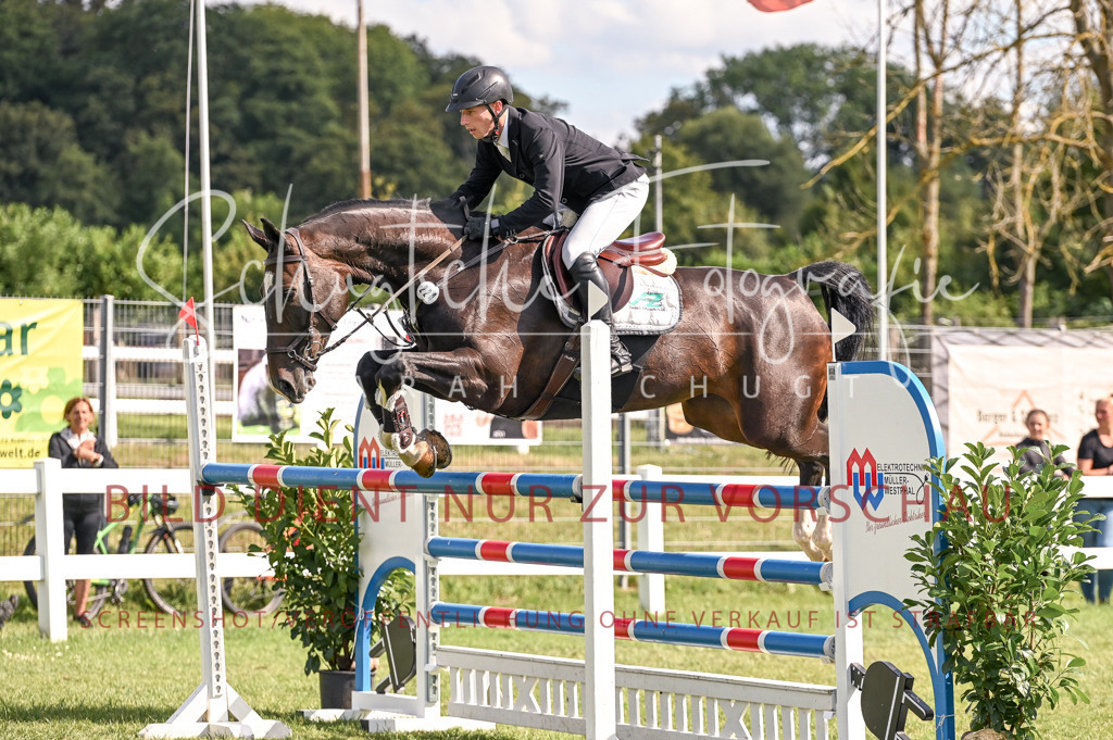 Schugtsche-Düren.2024-10.Springprf.M_-22 | Schugtsche Fotografie - Realisiert mit Pictrs.com