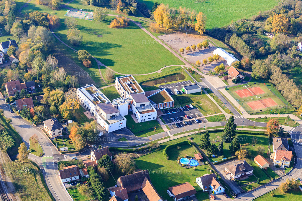Aerial view: Maison d'Accueil Spécialisée Dietrich Bonhoeffer in Soultz-sous-Forêts in the state Bas-Rhin, France. – Photo: IMG_075557.jpg taken on 11/01/2014 by Werner Riehm/FLY-FOTO.com – Resolution of the original: 5308 x 3539 px – MAS Dietrich Bonhoeffer - Sonnenhof - Fondation protestante