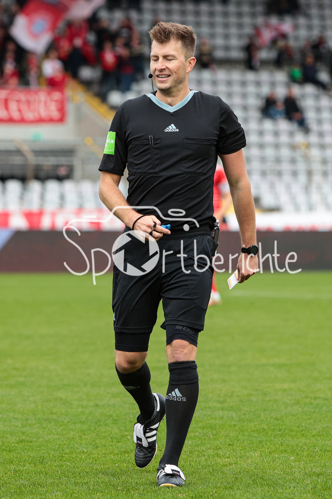 FC Bayern Amateure - FC Wuerzburger Kickers | Schiedsrichter Andreas HUMMEL in Aktion