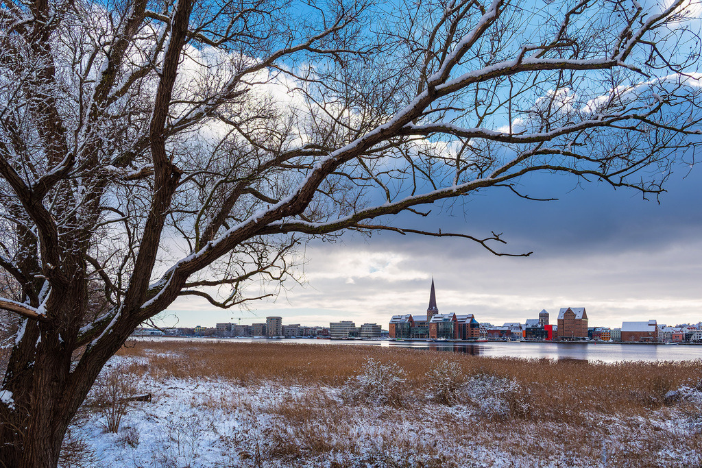 Blick über die Warnow auf die Hansestadt Rostock im Winter | Blick über die Warnow auf die Hansestadt Rostock im Winter.