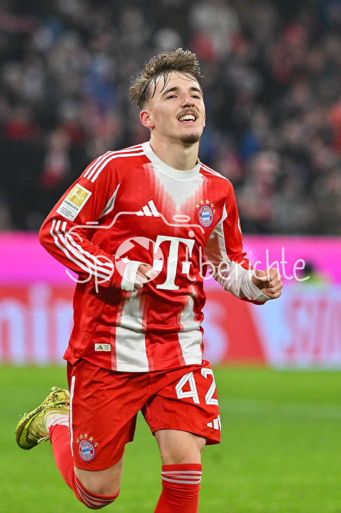 FC Bayern München - 1. FSV Mainz 05 | MUNICH, GERMANY - 14. DECEMBER: Jubel der Bayern nach dem Treffer zum 1-0 druch Lennart KARL (FC Bayern Munich 42) / Tor / Torschuetze / Freude / Happy während dem Bundesligamatch zwischen dem FC Bayern München und dem 1. FSV Mainz 05 am 14. Spieltag in der Allianz Arena / DFL REGULATIONS PROHIBIT ANY USE OF PHOTOGRAPHS AS IMAGE SEQUENCES AND/OR QUASI-VIDEO