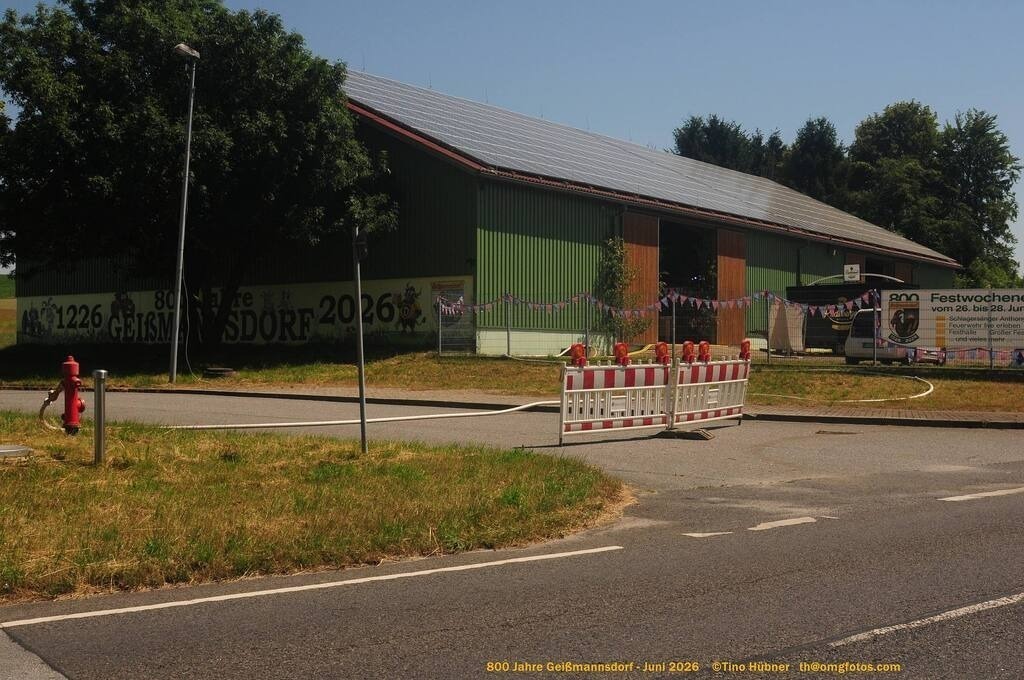 Geißmannsdorf-2026-Ortsbilder-204 | Geißmannsdorf bei Bischofswerda im Sommer 2026. Ein fotografischer Streifzug durch das Dorf Geißmannsdorf, mit Gebäuden, Straßen, Strohpuppen und geschmückten Vorgärten und Grundstücken anlässlich der 800-Jahr-Feier von Geißmannsdorf im Juni 2026 - Realisiert mit Pictrs.com