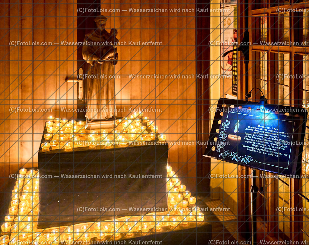 ALP8737_Nacht der tausend Lichter_beim Seiteneingang | (C)FotoLois.com, Alois Spandl. 'Nacht der 1000 Lichter' in der Pfarrkirche Wieselburg, Do 31. Oktober 2024.