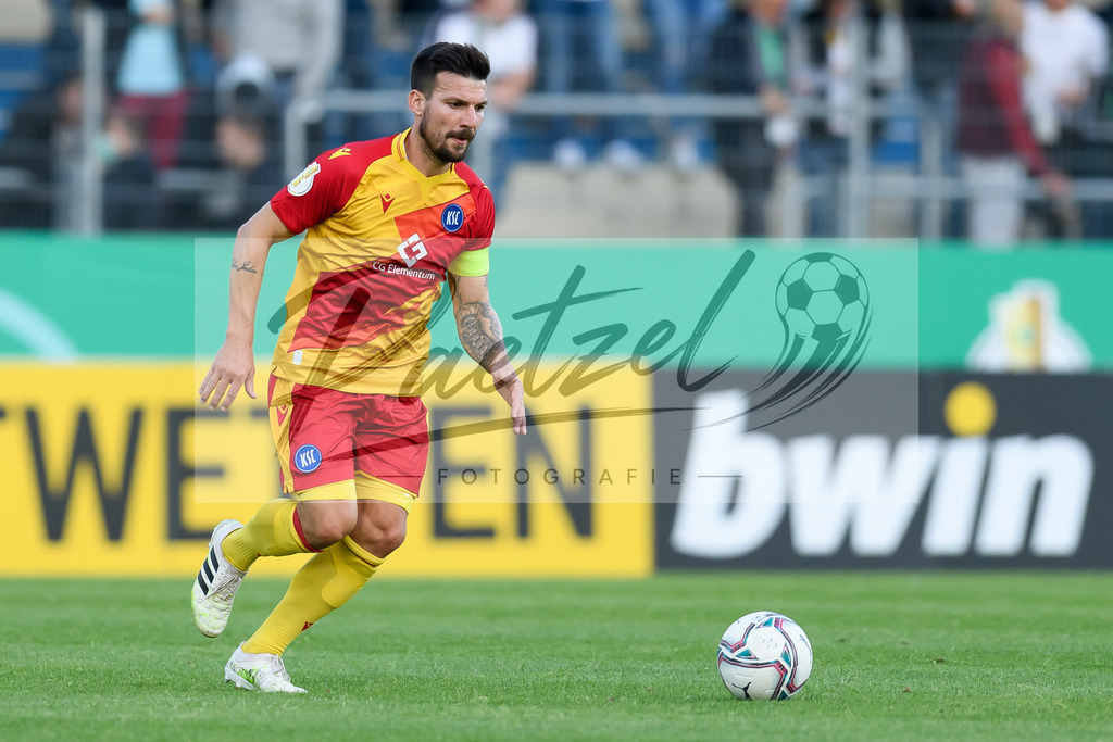 LOTKSC20210809_208 | Fussball, Herren: Jerome Gondorf (Karlsruher SC) in Aktion, am Ball, Einzelaktion beim Spiel der 1. Runde im DFB-Pokal zwischen SF Lotte und Karlsruher SC im Stadion am Lotter Kreuz am 09.08.2021 in Lotte, Deutschland.DFB / DFL REGULATIONS PROHIBIT ANY USE OF PHOTOGRAPHS AS IMAGE SEQUENCES AND/OR QUASI-VIDEO. - Realisiert mit Pictrs.com