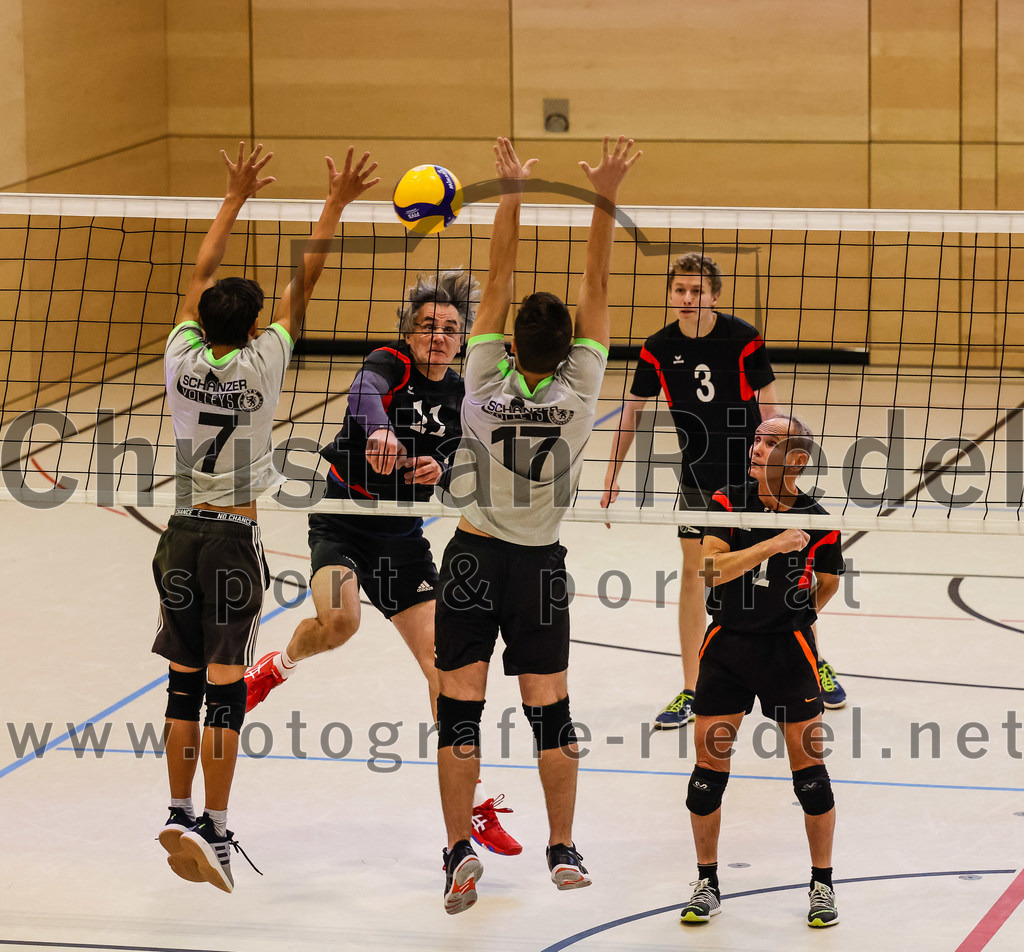 2021-11-27_135_TuS_Oberding_II_gegen_MTV_1881_Ingolstadt_III | Oberding, Deutschland, 27.11.2021:
Volleyball, Kreisliga 2021 / 2022, 5. Spieltag, TuS Oberding II gegen MTV 1881 Ingolstadt III, Endergebnis: 3:2

Gregor Bartkowski (TuS Oberding, #11), Karl Scholz (TuS Oberding, #3), Andreas Ruß (TuS Oberding, #1)

Foto: Christian Riedel / fotografie-riedel.net