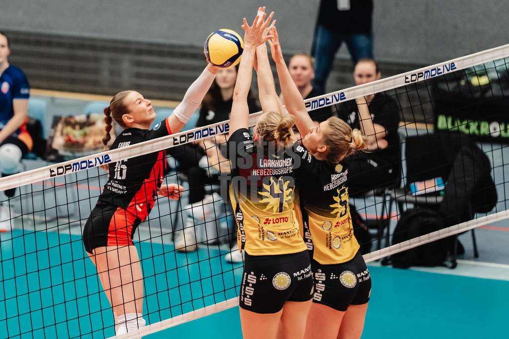 Volleyball | Frauen | Saison 2025/2026 | Volleyball Bundesliga | ETV Hamburger Volksbank Volleys vs. VfB Suhl LOTTO Thüringen | 07.03.2026 | v.l. Lilly Faroß (#16, ETV Hamburger Volksbank Volleys) gegen Roosa Laakkonen (#4, VfB Suhl LOTTO Thüringen) und Hannah Hartmann (#5, VfB Suhl LOTTO Thüringen)