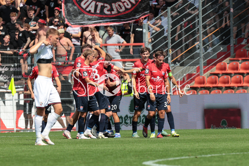 SpVgg Unterhaching - FC Ingolstadt | Jubel der Hachinger nach dem Treffer zum 1-0 durch Tim KNIPPING (UHG #34) / Tor / Freude / Torschuezte