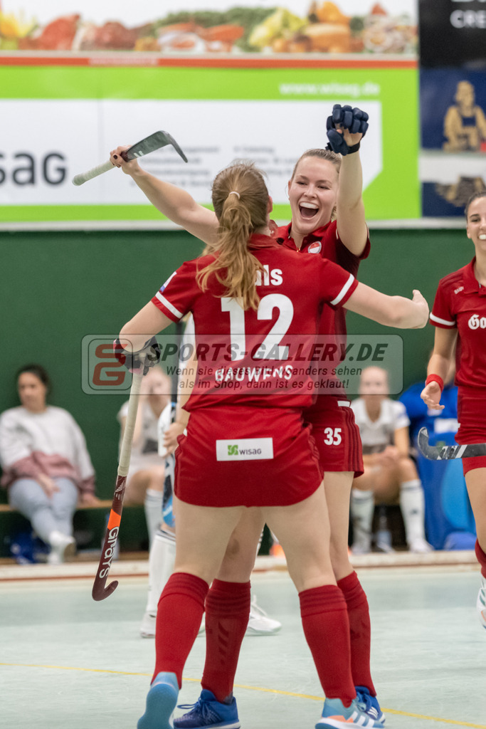 SFE_20230108_0061 | 1. Bundesliga Hockey Damen Rot-Weiss Köln - Düsseldorfer HC am 08.01.2023 in Köln (KTHC Stadion Rot-Weiss Köln Tennis and Hockey Club), Photo: Stephan Fehrmann 2022 (Sports-Gallery),Pia Maertens ( Rot-Weiss Köln #35 ) ,Katharina Hüls ( Rot-Weiss Köln #12 )