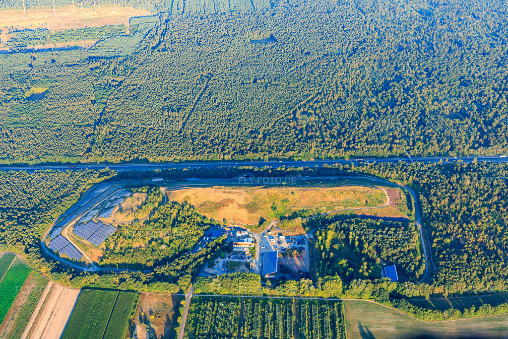 Luftbild: Deponie des ZAKB - Zweckverband Abfallwirtschaft Kreis Bergstraße im Ortsteil Hüttenfeld in Lampertheim im Bundesland Hessen in Deutschland. Foto: IMG_109470.jpg vom 31.07.2018 durch Werner Riehm/FLY-FOTO.deZAKB - Zweckverband Abfallwirtschaft Kreis Bergstraße: Ihr Entsorger