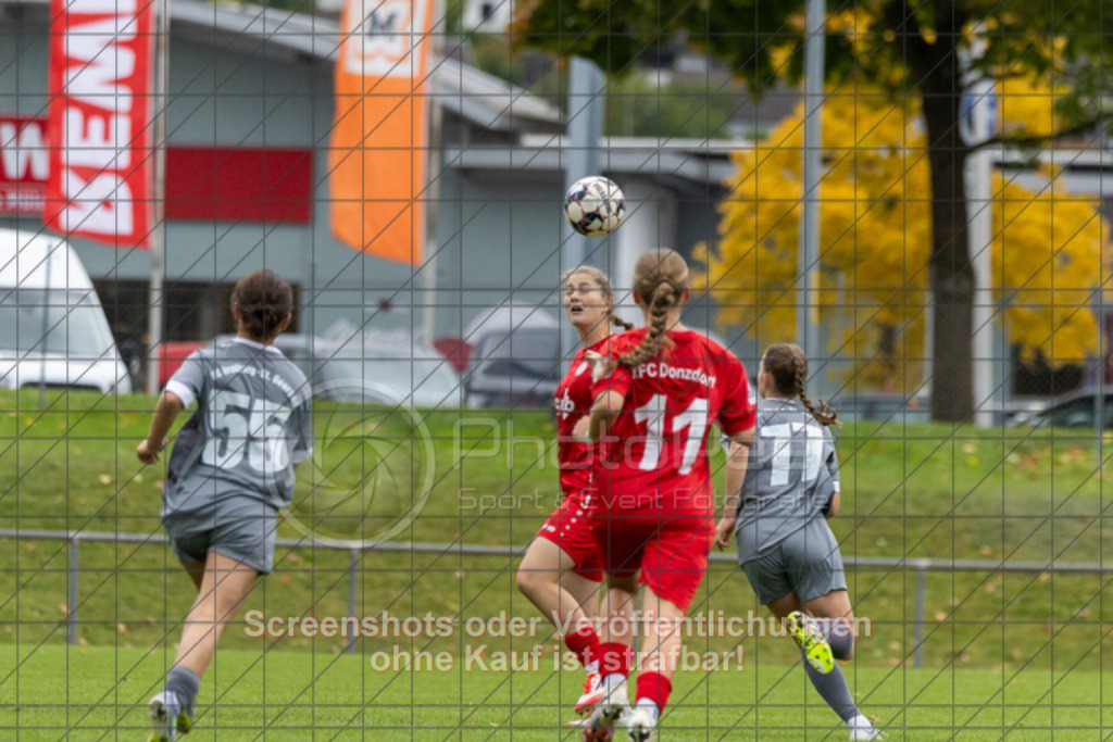 20251004_141118_0094 | #,1.FC Donzdorf (rot) vs. FC Freiburg-St. Georgen (grau), Fussball, EnBW-Oberliga B -Juniorinnen, 04. Spieltag, Saison 2025/2026, Rasenplatz, Lautertal Stadion, Süßener Straße 16, 73072 Donzdorf, 04.10.2025 - 14:00 Uhr,Foto: PhotoPeet-Sportfotografie/Peter Harich