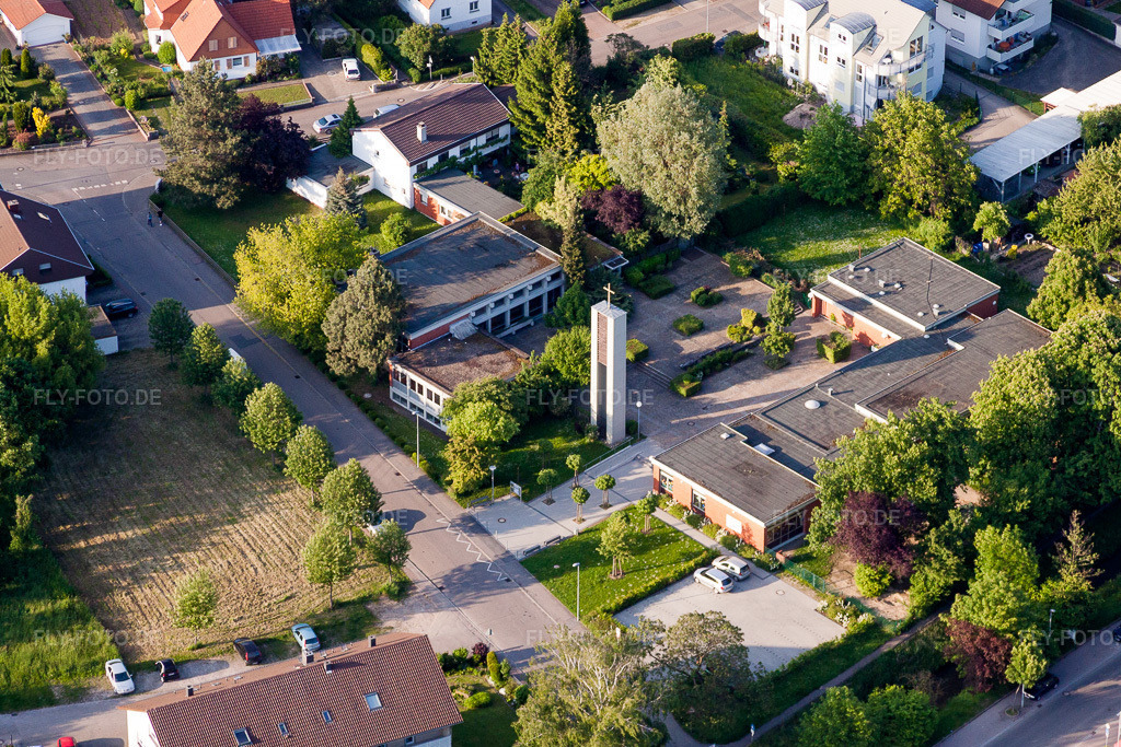 Luftbild: Evangelischen Gemeinde mit Kindergarten Eine Welt in Wiesloch im Bundesland Baden-Württemberg in Deutschland. – Foto: IMG_27709.jpg vom 24.05.2010 durch Werner Riehm/FLY-FOTO.de – Auflösung des Originals: 4565 x 3043 px