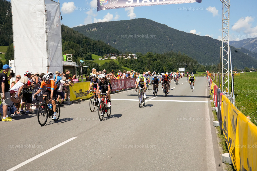 680_20230817_Bewerb_Maenner_Muehlanger | AUT - OESTERREICH, 2023-08-16: SPORT RENNRAD-FAHREN - 55. INTERNATIONALER RADWELTPOKAL IN ST. JOHANN IN TIROL  - Vintage-Radrennen mit WM-Bronze-Medaillen-Siegerin Christina Schweinberger, den Teilnehmer und Alexander Baumann (vom Orginastions-Team) - TAG 2 BEWERB MAENNER IN SECHS GRUPPEN  ; Foto: Roland Muehlanger