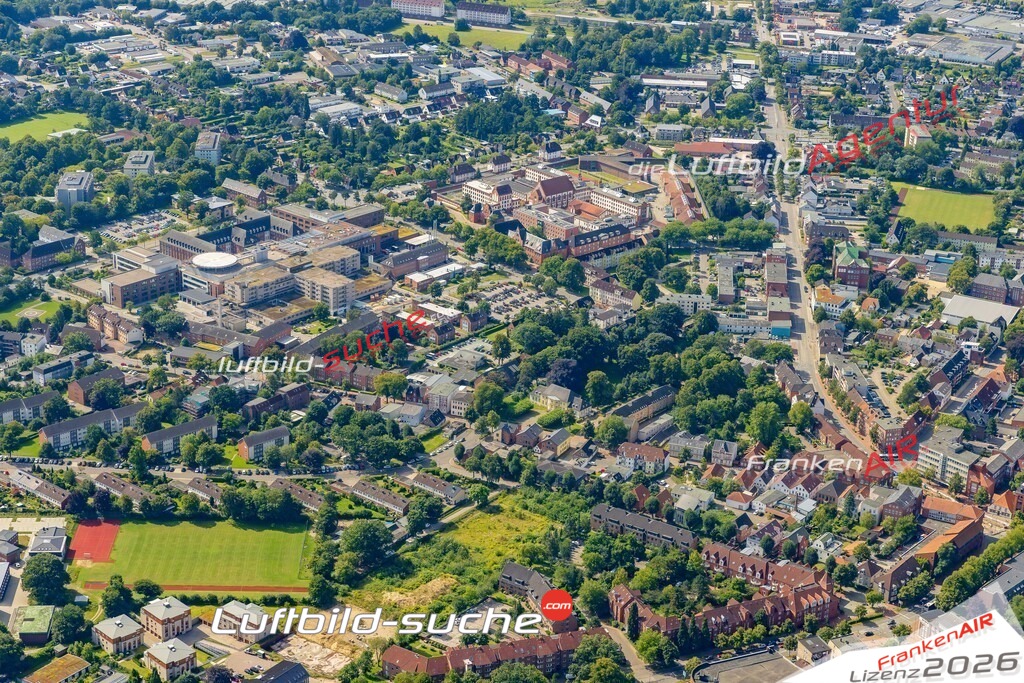 Luftbild der Stadt Neumünster - Die Luftaufnahme wurde 2025 vom UL-Flugzeug heraus erstellt ( keine Drohne ) - Hochauflösende Luftaufnahme - für professionelle Ausdrucke geeignet. Die Geschenkidee !Hier alle&nbsp;Infos zur Lizenzierung der LuftaufnahmeWir fliegen auch dieses Jahr wieder in Ihre Region um Luftbilder zu erstellen.- Luftbild anfragen