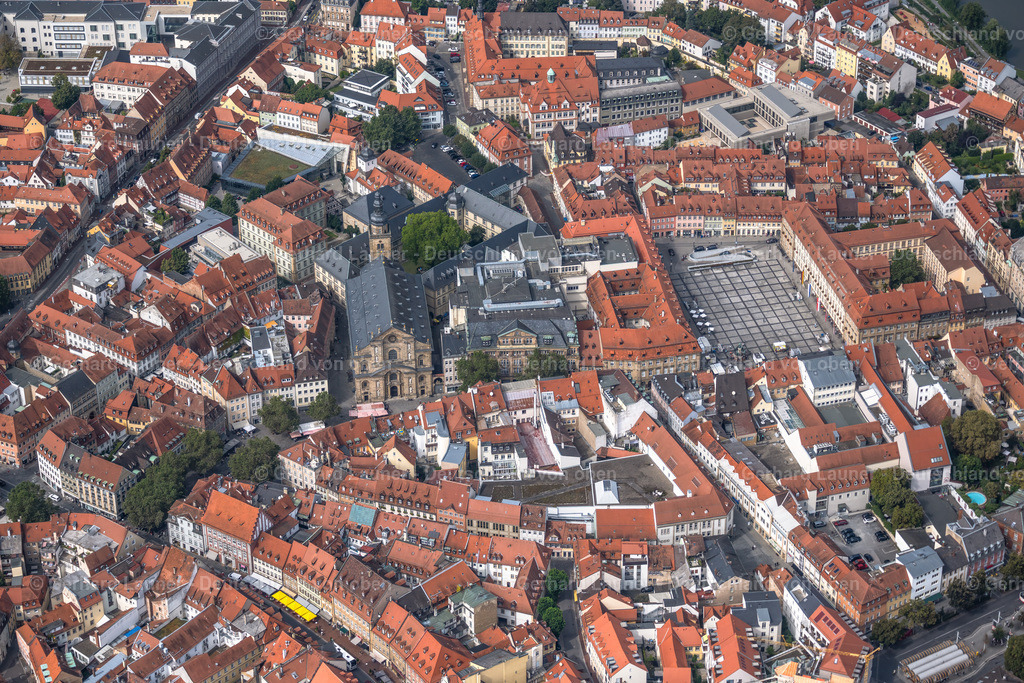4060185 | St. Martin BAMBERG 07.09.2021 Altstadtbereich und Innenstadtzentrum von Bamberg im Bundesland Bayern, Deutschland. // Ensemble space  with cathedral and new residence in the inner city center in Bamberg in the state Bavaria, Germany. Foto: Gerhard Launer
