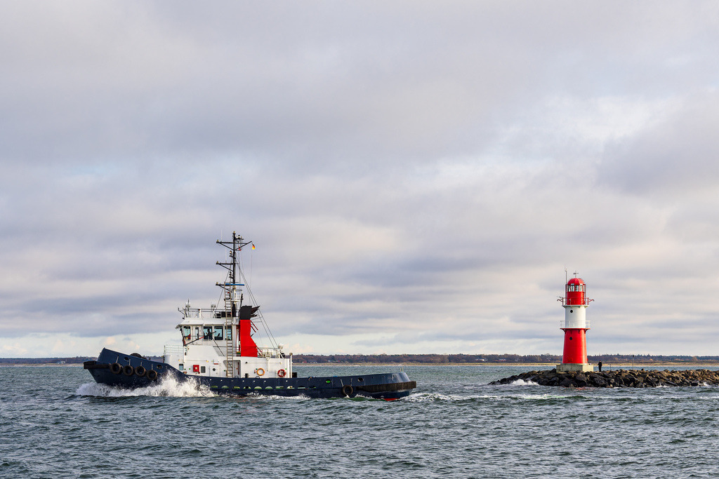 Schlepper und Molenturm an der Ostseeküste in Warnemünde | Schlepper und Molenturm an der Ostseeküste in Warnemünde.