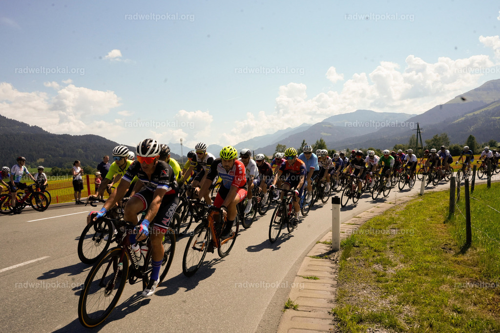 270_20230817_Bewerb_Maenner_Muehlanger | AUT - OESTERREICH, 2023-08-16: SPORT RENNRAD-FAHREN - 55. INTERNATIONALER RADWELTPOKAL IN ST. JOHANN IN TIROL  - Vintage-Radrennen mit WM-Bronze-Medaillen-Siegerin Christina Schweinberger, den Teilnehmer und Alexander Baumann (vom Orginastions-Team) - TAG 2 BEWERB MAENNER IN SECHS GRUPPEN  ; Foto: Roland Muehlanger
