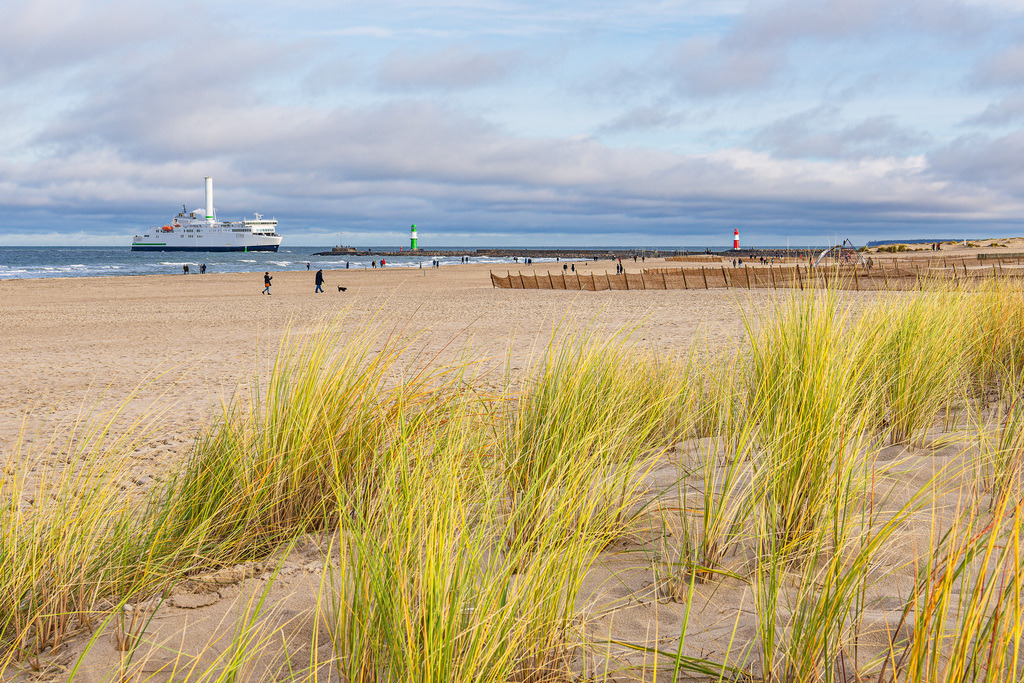 Strand, Mole und Fähre an der Ostseeküste in Warnemünde | Strand, Mole und Fähre an der Ostseeküste in Warnemünde.