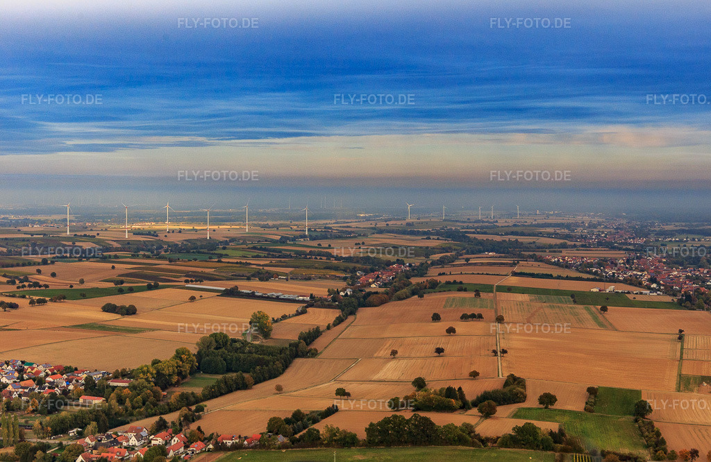 Luftbild: Windpark der EnBW - Windenergieanlage mit 6 Windrädern aus Westen in Freckenfeld im Bundesland Rheinland-Pfalz in Deutschland. Foto: IMG_112057.jpg vom 11.10.2018 durch Werner Riehm/FLY-FOTO.deKununu