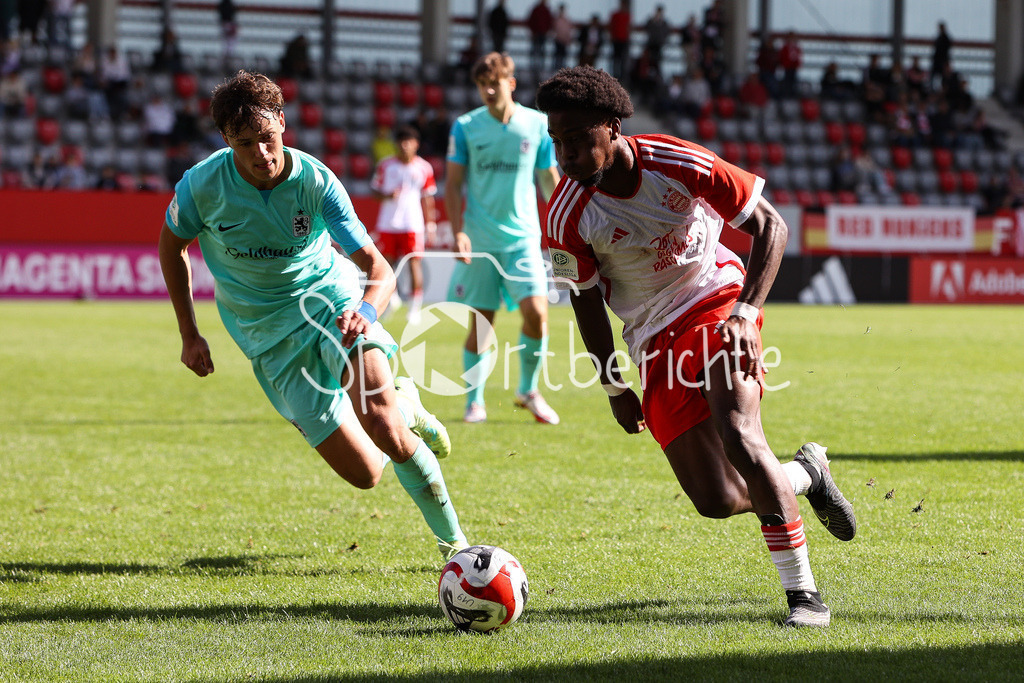 FC Bayern Muenchen U19 - TSV 1860 Muenchen U19 | Lukas REICH (TSV #2) im Duell mit Michael SCOTT (FCB #17) / Zweikampf