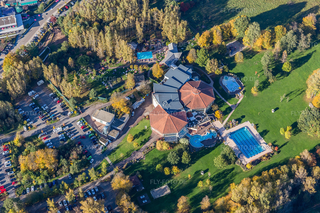 Luftbild: ffelsland Badeparadies in Dahn im Bundesland Rheinland-Pfalz in Deutschland. Foto: IMG_103993.jpg vom 14.10.2017 durch Werner Riehm/FLY-FOTO.deFelsland Badeparadies und Saunawelt Dahn | Eintauchen und Wohlfühlen