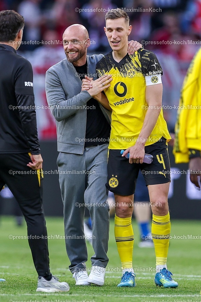 BVB26042601077 | 26.04.2026, Fußball, Borussia Dortmund - SC Freiburg, 1. Fußball Bundesliga, 31. Spieltag, Signal Iduna Park, Saison 2025 2026: Sportdirektor Ole Book (BVB #ob) lachend fröhlich glücklich zusammen mit Nico Schlotterbeck&nbsp;(BVB #04)  DFB regulations prohibit any use of photographs as image sequences and or quasi-video.