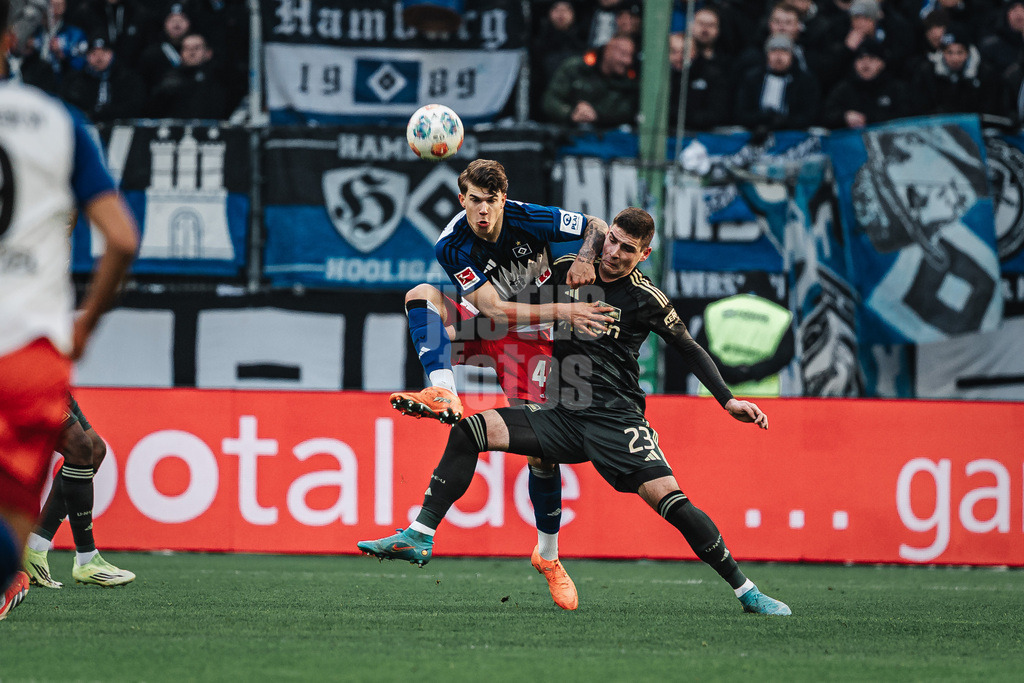 Fußball | Männer | Saison 2025/2026 | 1. Fußball-Bundesliga | 22. Spieltag | Hamburger SV vs. 1. FC Union Berlin | 14.02.2026 | v.l. Luka Vuskovic (#44, HSV) gegen Andrej Ilic (#23, 1. FC Union Berlin)